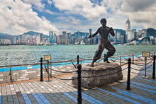 在香港星光大道的李小龍塑像，是曹崇恩作品