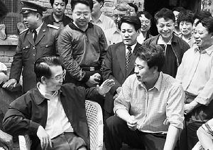 1999年5月9日，中共中央政治局委員、書記處書記、國務院副總理溫家寶在新鄉市視察黃河防汛工作。
