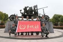 與駐地官兵合影