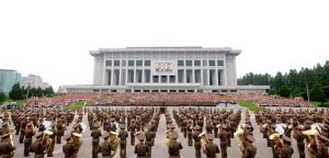 朝鮮軍樂隊舉行盛裝遊行，紀念停戰60周年