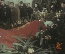 《敬愛的周恩來總理永垂不朽》劇照