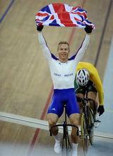 克里斯·霍伊高舉國旗慶祝勝利