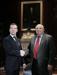 梅德韋傑夫授予戈巴契夫聖安德烈勳章