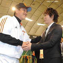 東京體育新聞攝：龜梨和也與知名教練