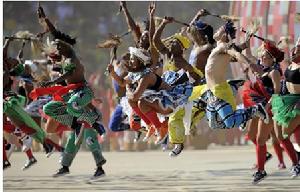 南非世界盃開幕式上，南非的舞蹈家們正在表演歌舞節目。