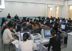 （圖）橋頭中學對全體專任教師進行信息技術測試