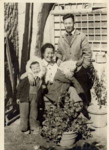 徐以新陸紅夫婦及孩子在延安窯洞前.