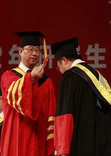 燕山大學校長劉宏民為博士畢業生扶正流蘇