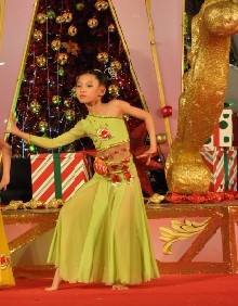 陸思瑤在“七彩童星”大賽中的《傣族舞》