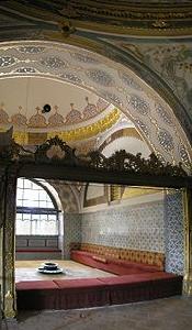 （圖）庫巴爾提，右方有一個金制窗戶