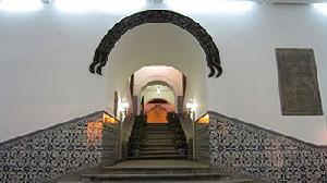 民政總署大樓第一進深至第三進深；而牆腳嵌有葡萄牙特色的青瓷磚