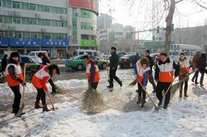 臨邑義工在組織義務清掃積雪