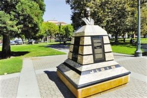 斯托克頓市政府前雕塑