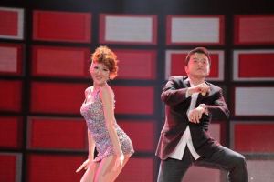 趙屹鷗與舞娘熱舞