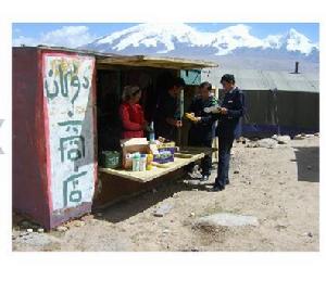 卡拉蘇口岸的路邊商店