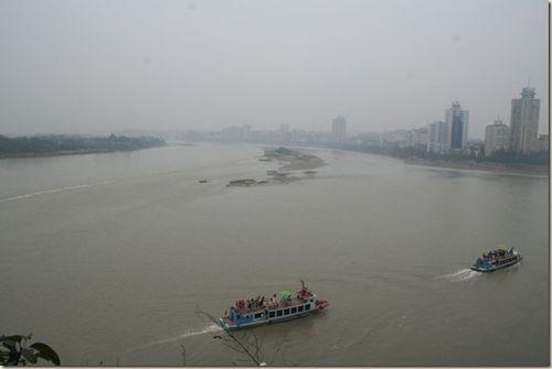 樂山岷江和大渡河匯合處（右為岷江）