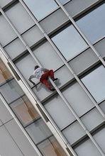 亞倫&middot;羅伯特攀爬世界各地建築物時的風采