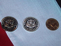 西蘭公國錢幣，五毛(左)、一元(中)、二十五分