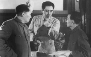 1950年，毛澤東、周恩來和胡喬木在一起。