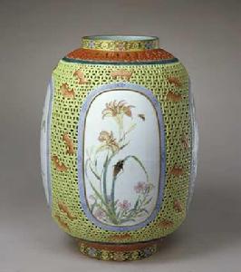 粉彩開光鏤空花卉紋燈罩 粉彩開光鏤空花卉紋燈罩