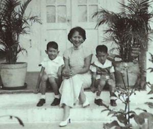 淑華和大兒子莫偉雄（左）小兒子莫偉俊（右）