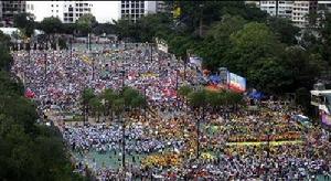 2010年6月19日下午，香港“政制向前走大聯盟”發起支持政改集會遊行在維園起步，大會表示約有十萬人參與，高空望下維園6個足球場萬人空巷。