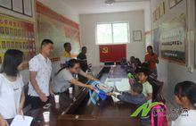 2015年5月黎明鄉婦聯到鄉中心學校向留守兒童送節日禮物
