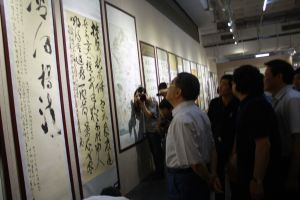 十一屆全國政協副主席李金華在觀看馬千馳書作