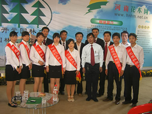 網站員工參加花展留影