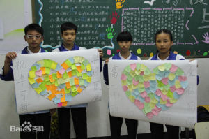 求知中學志願者為可新募捐