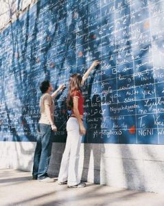 情侶在巴黎愛牆上寫上“我愛你”