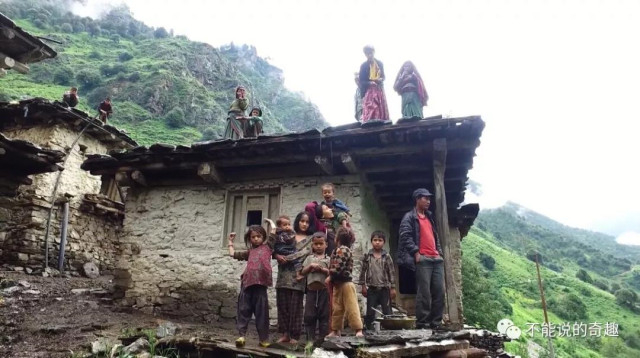 （兩個小孩在玩耍）