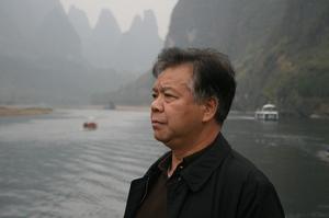 勵明安先生在灕江遊船上