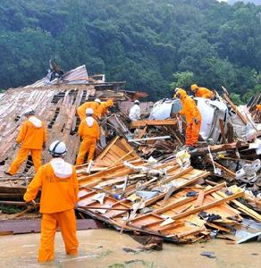 日本西部的歌山縣，救援人員緊急搜救被困者