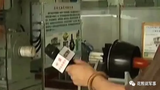 央視《焦點訪談》電視畫面截圖，注意黑色的小型無軸泵噴推進器樣機
