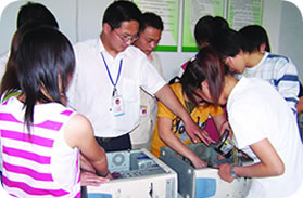 （圖）在電腦裝機實驗室,老師指導學生進行裝機實驗