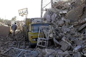 （圖）一名伊朗男子從巴姆市的震後廢墟中走過