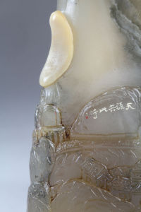 半彎新月映照著曲曲彎彎的路；漠漠的寒煙掩蓋著淡淡的風塵