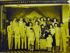 1950年,原副官曠文清在香港結婚時,余程萬全家到賀。後排中立者余程萬,身旁是他元配夫人,夫人身旁是二夫人。