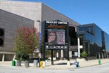 密爾沃基雄鹿隊的球館