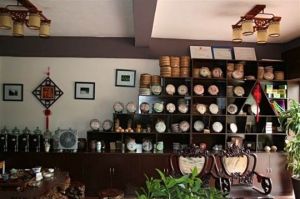 靈山秀水吐香茗,日月精華潤芳魂,這千百年的悠悠歷史,源遠流長的制茶工藝揉造出神奇的普洱茶,當時光發酵為陳香生命因被滲透而顯得格外沁人心脾,一壺佳茗、一縷茶香,藏匿著菩天的茶茗韻味!菩天茶莊以一顆誠摯的心和認真做茶的態度,期待你的賞識和讚許!菩天茶莊