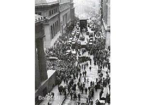 股市崩盤後聚集在紐約證券交易所外的人群