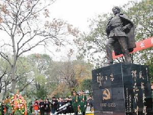 謝子長將軍雕像