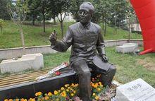 西北大學侯伯宇塑像