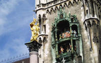 聖母塑像與市政廳塔樓