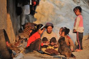 阿玉吉吉（左邊紅衣）是馬產平僅有的5名入學兒童之一