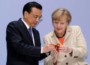 李克強贈默克爾魯班鎖