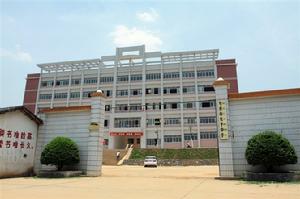 岑溪市安平中學校門圖2