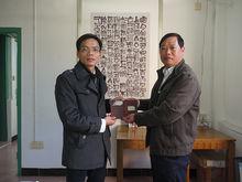 姜小平（左）向廈門大學檔案館捐贈文物