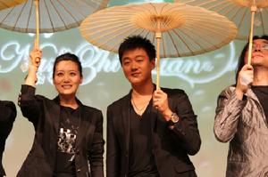 佟大為手撐油紙傘